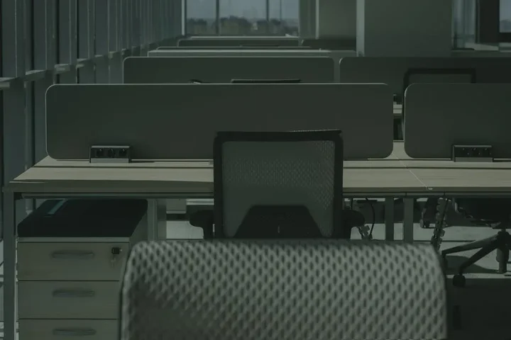 Bezpieczeństwo przechowywania – zalety szaf metalowych z zamkiem