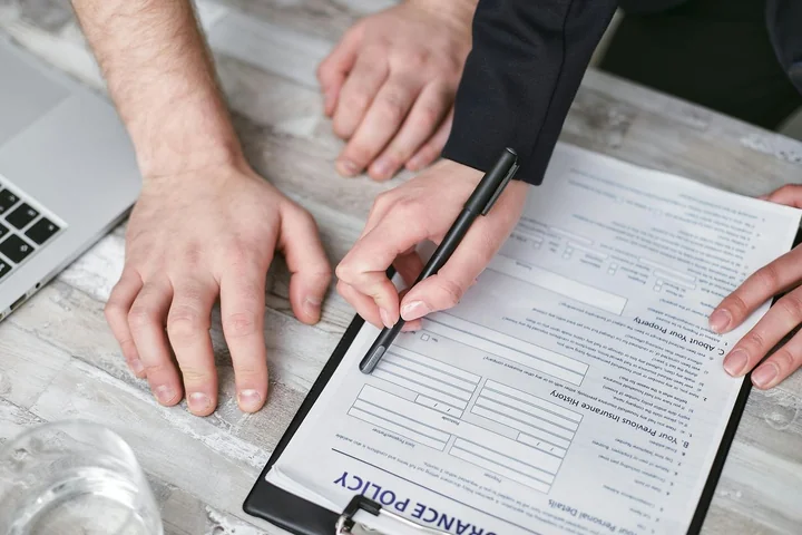 Oszustwo w świetle prawa karnego – jakie zachowania prowadzą do odpowiedzialności karnej?