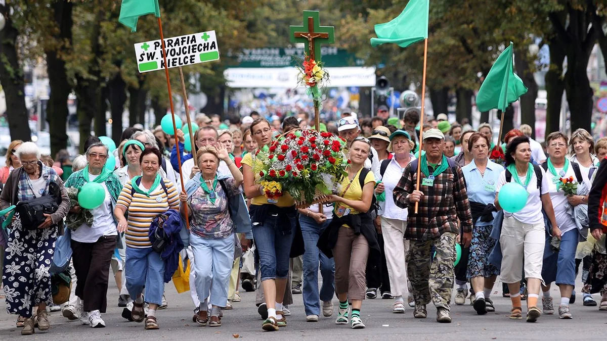 Burza zaskoczyła pielgrzymów. Konar runął na pątników, są ranni