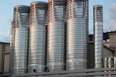 Wywietrzaki dachowe – rola w wentylacji grawitacyjnej i mechanicznej budynków