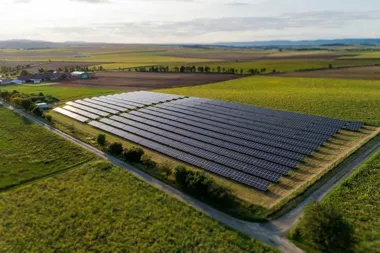 Serwis farm fotowoltaicznych – jak zadbać o bezpieczeństwo i wydajność instalacji?