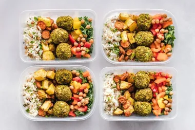Jak dieta pudełkowa z dostawą pomaga utrzymać dietę podczas intensywnego tygodnia