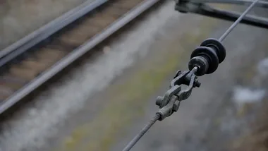 BRAVO w całej Polsce, CHARLIE na kolei. Rząd przedłuża alarmy