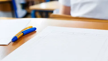 Dziesięcioro uczniów zmierzyło się z dyktandem o powojennej modzie