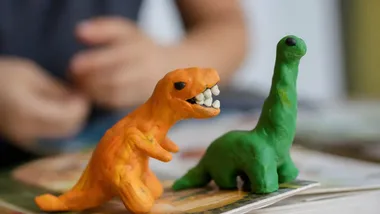 Rozalka świętowała z dinozaurami. Tak biblioteka robi urodziny z książką
