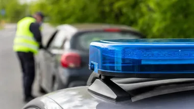 Policjant po służbie zauważył seniora w piżamie i wezwał ratowników