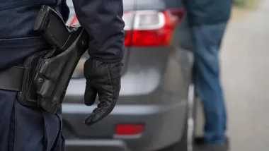 Kontrola Fiata w gminie Morawica. 20-latek miał narkotyki w kieszeni
