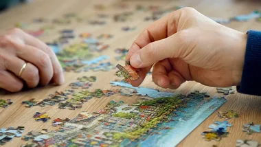 Ponad 50 osób przy jednym stole. Puzzlowe emocje wrócą już w listopadzie