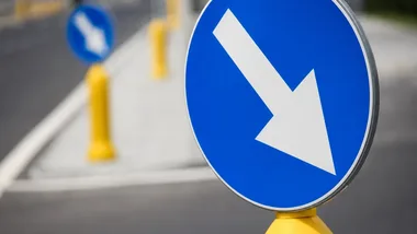 Jednokierunkowe ulice i zakazy postoju. Zmiany przy cmentarzach w powiecie kieleckim