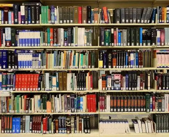 Jak uzależnienia wciągają w problemy z prawem — lekcja w bibliotece dla młodzieży