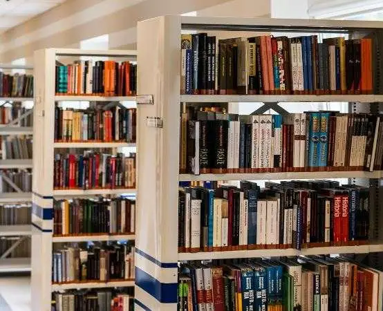 Planszówkowa sobota w bibliotece: nowości na stołach, rywalizacja i ukryte role