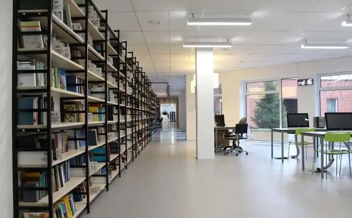 Maciej Siembieda w bibliotece: rozmowa o „Gołoborzu” i literackich tropach
