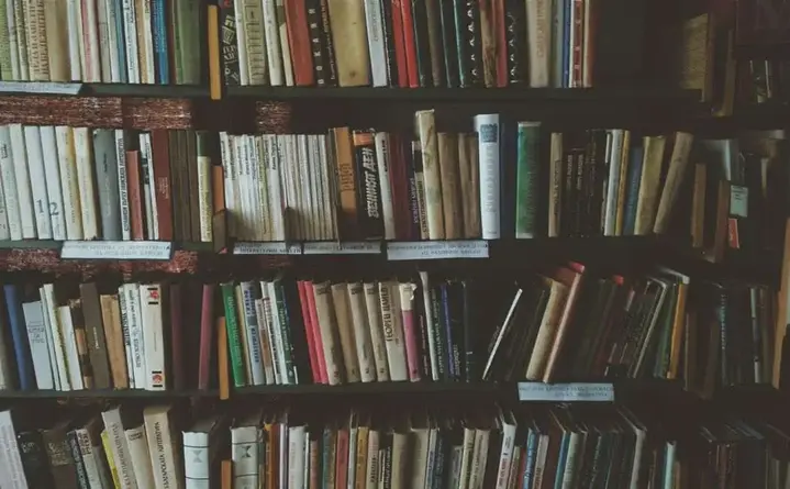 Dziecięca zabawa z Kopciuszkiem w bibliotece - kreatywne warsztaty pełne śmiechu