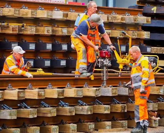 Korki i zamknięte ulice przy Hali Legionów podczas meczu Industria Kielce