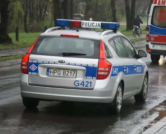 Świętokrzyscy policjanci rozpracowali dziuplę z częściami do luksusowych aut na Pomorzu