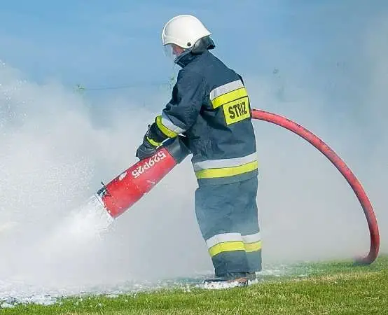 Strażacy w akcji: Ogień pochłonął poddasze domu w Jeziorku, jedna osoba ranna