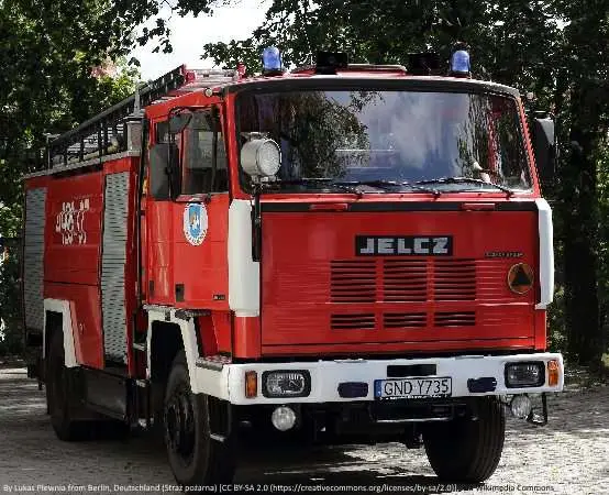 Zderzenie dwóch samochodów na drodze krajowej 73, trzy osoby w szpitalu