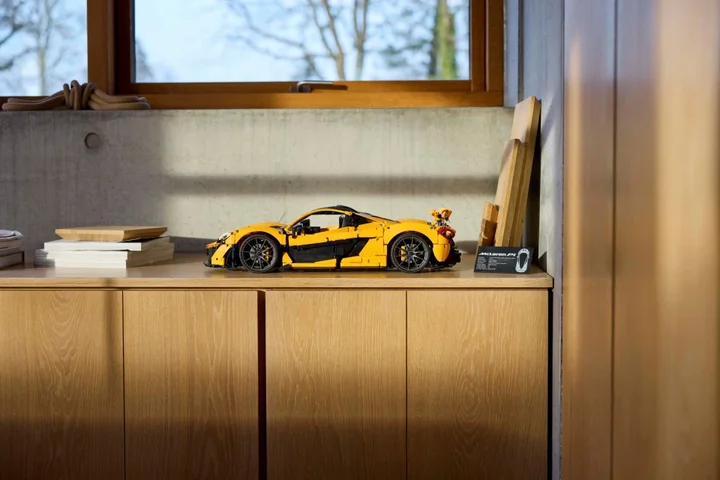 Żółty model Mclarena z klocków lego Technic