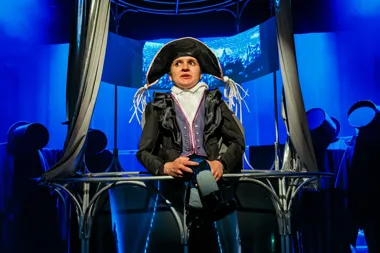 Grafika promocyjna wydarzenia „Kalosze szczęścia” – spektakl z audiodeskrypcją i w formule relaxed performance
