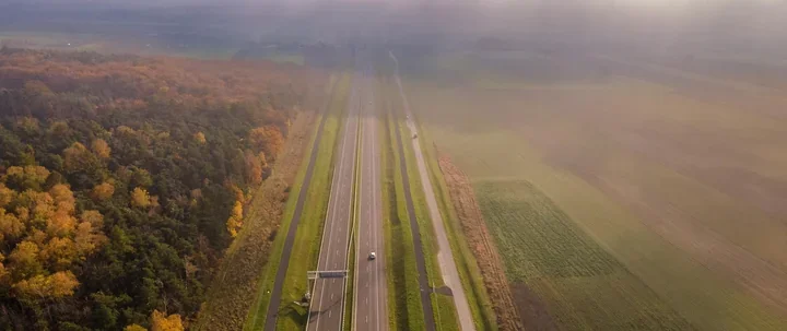 Jesienna jazda oznacza dłuższą drogę hamowania. GDDKiA ostrzega kierowców