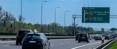Jazda na zderzaku kończy się sekundami na reakcję. GDDKiA przypomina o dystansie