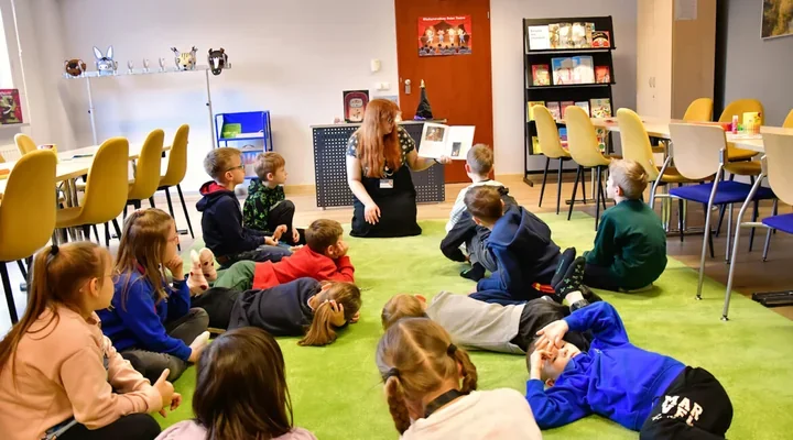 Mediateka zamieniła się w scenę. Pierwszaki zrobiły teatr po swojemu