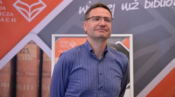 Poranna kawa z Pawłem Beręsewiczem rozruszała młodych czytelników w Kielcach