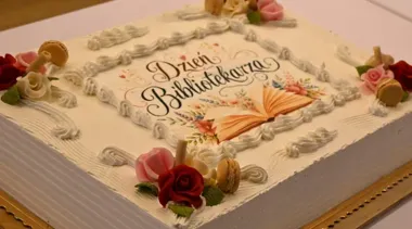 Bibliotekarze z Kielc świętowali z życzeniami, nagrodami i tortem