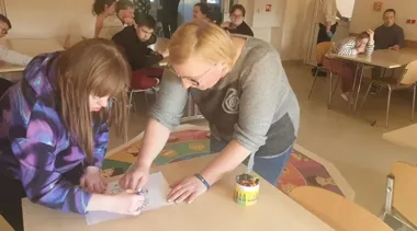 Kolorowy Potwór pomógł nazwać emocje - młodzież ze SOSW nr 2 tworzyła portrety uczuć