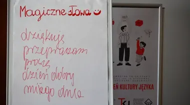 Dzieci z SP9 ćwiczą uprzejmość w praktyce - „Magiczne słowa mają moc” w bibliotece.