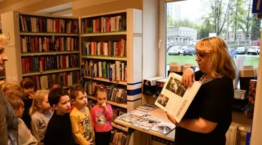 Przedszkolaki zajrzały do biblioteki i od razu trafiły w środek wiosny