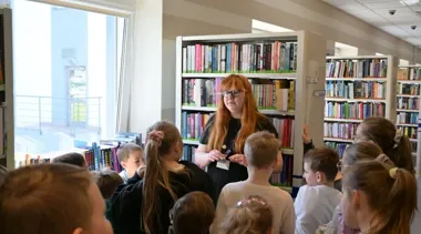 Szkolna wyprawa do biblioteki pokazała, że książki lubią tropicieli