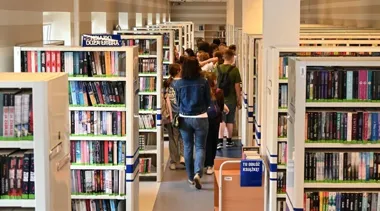 Szósta klasa zajrzała do biblioteki od zaplecza i odkryła regionalne skarby