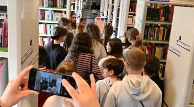 Piątoklasiści zajrzeli za kulisy biblioteki i trafili na książki sprzed dwóch wieków