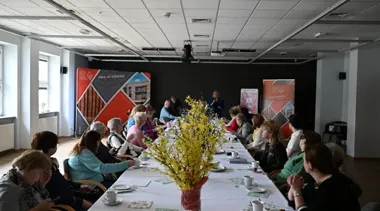 Poezja, która daje oddech - seniorzy spotkali się w kieleckiej bibliotece