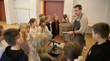 Papier czerpany, gęsie pióra i lak - biblioteka cofnęła się w czasie