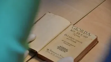 Stare druki z Kielc zaskoczyły uczniów. Biblioteka pokazała swoje skarby