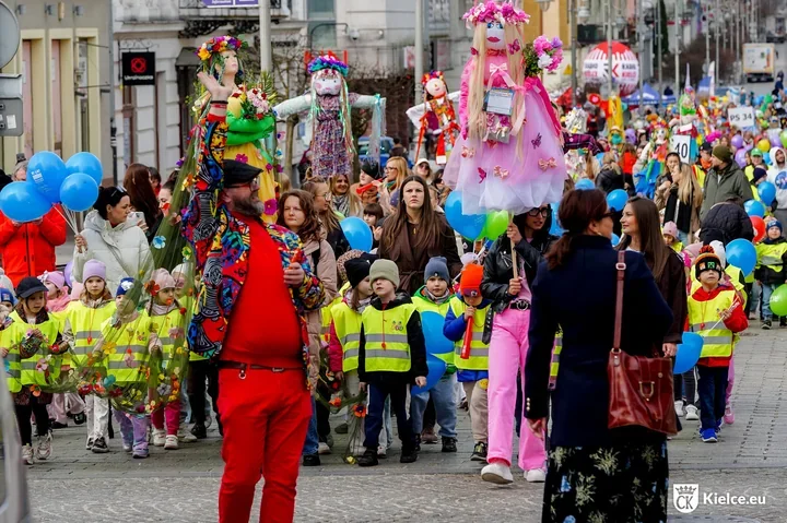 Kielce obudziły wiosnę gwizdkami i korowodem Marzann, a potem zaniosły ją do muzeum