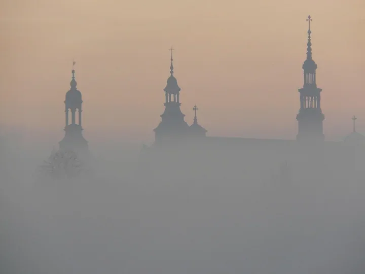 Gęsta mgła nad Kielcami. Widzialność może spaść poniżej 200 metrów
