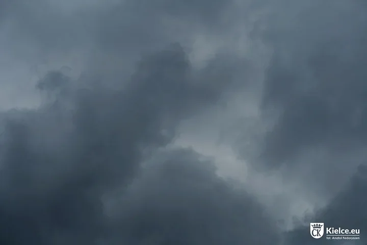Burze nad Kielcami. IMGW ostrzega przed ulewami, gradem i silnym wiatrem