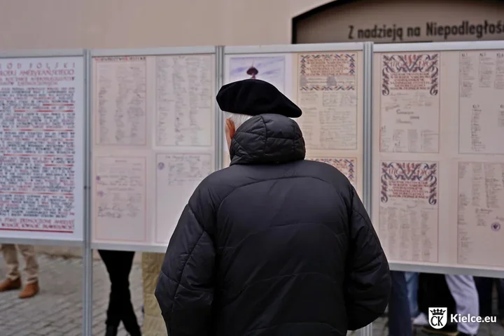 Ponad 4 tysiące kielczan podpisało deklarację dla USA. Nazwiska pokazuje wystawa