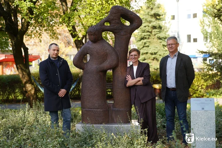 Osiem kieleckich rzeźb odzyskało wygląd. Można poznać ich historię