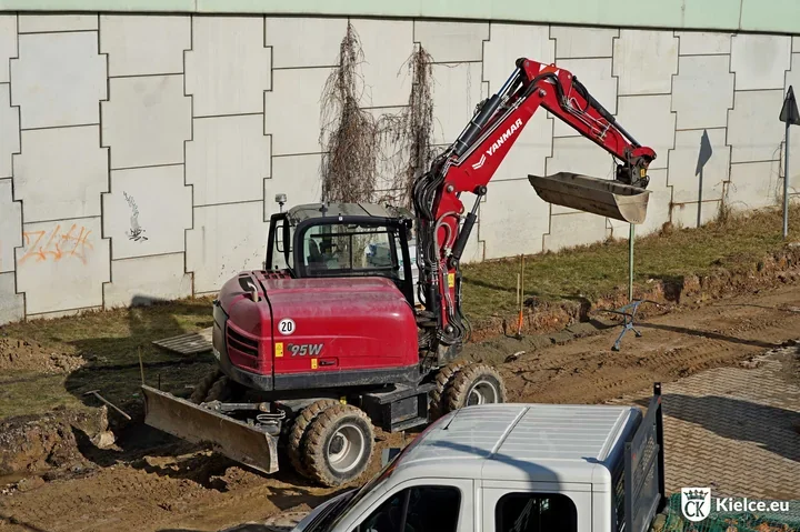 Wznowiono budowę tras rowerowych – prace widoczne na Żelaznej, Jasnej i Szajnowicza‑Iwanowa