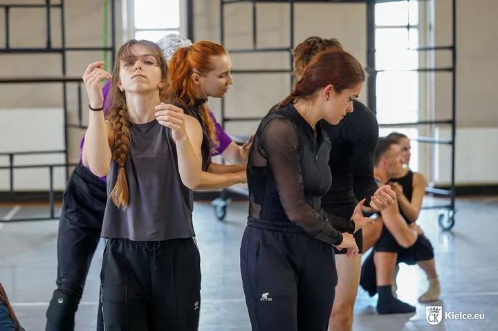 Na scenie licytuje się miejsce. Nowa premiera Kieleckiego Teatru Tańca
