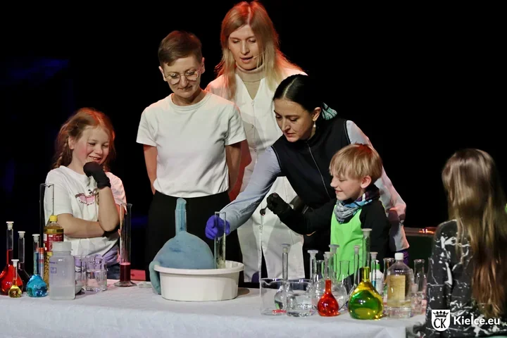 W Teatrze „Kubuś” dzieci zamieniły wodę w serię zaskakujących eksperymentów