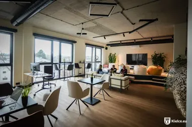 Nowy coworking w centrum Kielc – Sienkiewicza 25 łączy biuro, siłownię i przestrzeń eventową