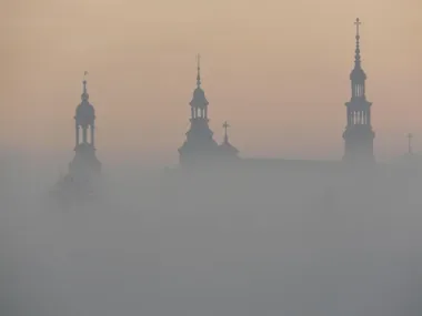 Gęsta mgła nad Kielcami. Widzialność może spaść poniżej 200 metrów