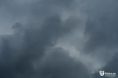 Burze nad Kielcami. IMGW ostrzega przed ulewami, gradem i silnym wiatrem