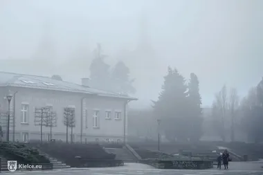 Gęsta mgła ograniczy widzialność w Kielcach. IMGW wydał ostrzeżenie