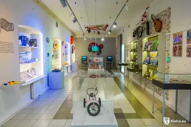 Walkman, kasety i Barbie wracają do muzeum – lata 90. znów żyją